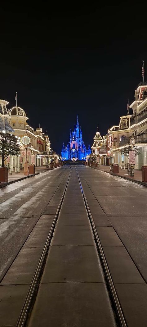 Disney Main Street Aesthetic, Disney World At Night, Disneyland Aesthetic Night, World At Night, Main Street Usa Disney World Aesthetic, Disneyworld Main Street, Disneyland Main Street Aesthetic, Disney Wallpapers, Disney World Pictures