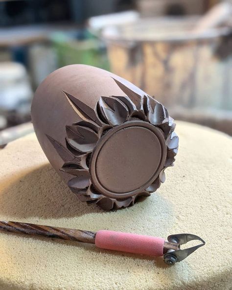 Clay Pot Carving Designs, Pottery Carved Designs, Pottery Carving Designs, Hand Carved Pottery, Carved Vases Ceramic Pottery, Carved Clay Designs, Pottery Carving Ideas Patterns, Carving Pottery Ideas, Pottery Texture Ideas