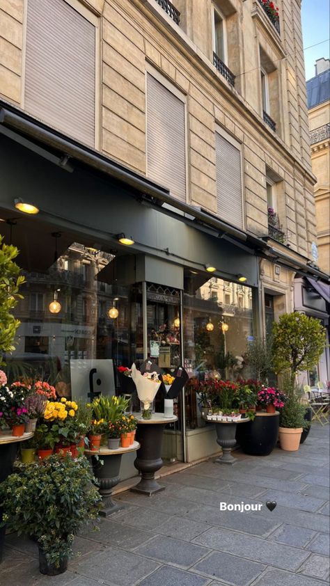 #paris #flowershop #flowers #walks #aesthetic #morning #pinterestphoto #travelphotography #france Paris Flowershop, Paris Flower Shop, Walks Aesthetic, Aesthetic Morning, Paris Aesthetic, It Ends With Us, Pinterest Photos, Just Run, Flower Shop