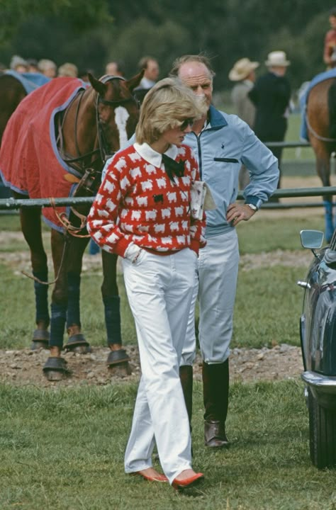 Vintage Winter Outfits, Celebrity Winter Style, Princess Diana Fashion, Rowing Blazers, Camilla Parker Bowles, Princes Diana, Diana Fashion, Polo Match, Sarah Ferguson