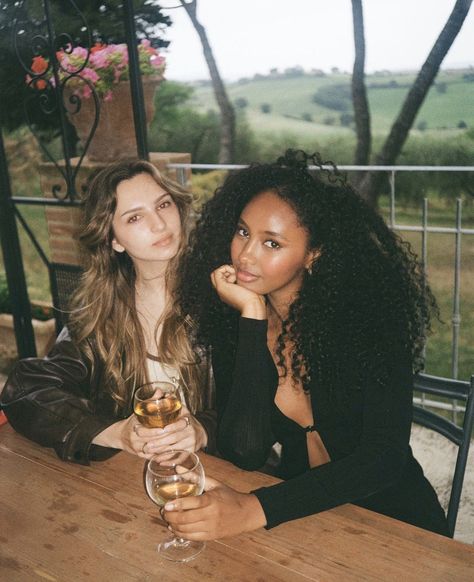 Female Friendship, Best Friends Aesthetic, Best Friend Photos, Cute Friend Photos, Friend Poses, Best Friend Goals, Friend Photoshoot, Cute Friends, Friend Photos