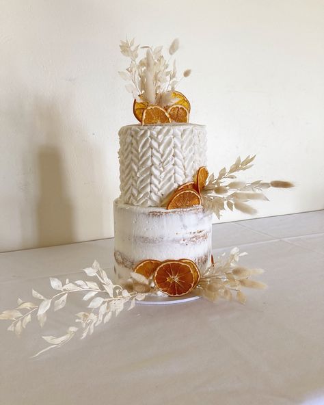 Caramel Mud Cake Decoration, Cake With Dried Fruit Decoration, Dried Fruit Wedding Cake, Dried Flower Cake, Caramel Mud Cake, Fruit Wedding Cake, Floral Cake Design, Diy Wedding Cake, Dehydrated Fruit