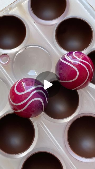 Chocolate Sculptures Video, Bonbon Chocolate Design, Bon Bon Chocolate, Bonbon Chocolate Recipe, How To Make Chocolate Bonbons, Chocolate Bonbons Design, Bonbon Chocolate, Homemade Chocolate Bonbons, Chocolate Bonbons Packaging