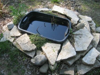 Small garden pond out of plastic containers - did this one year and added a few small feeder fish and never had to worry about mosquito's, the water was clear and even had some frogs show up Pond Diy, Diy Ponds Backyard, Container Pond, Ponds For Small Gardens, Mini Pond, Patio Pond, Building A Pond, Goldfish Pond, Backyard Pond