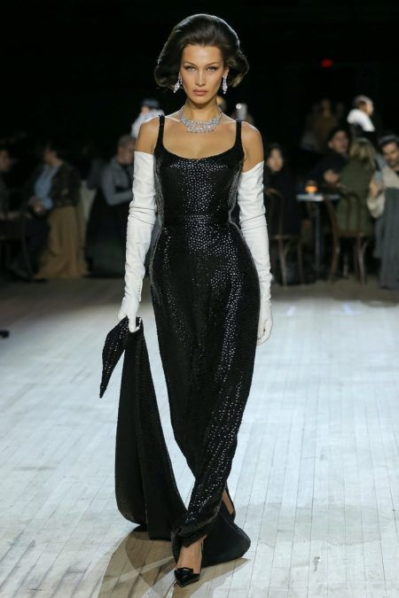 Marc Jacobs Channels the 60's for Fall 2020 Valentino Couture, Model Walks, Creation Couture, Paco Rabanne, Mini Shift Dress, Fashion 2020, Bella Hadid, Badgley Mischka, Beautiful Gowns