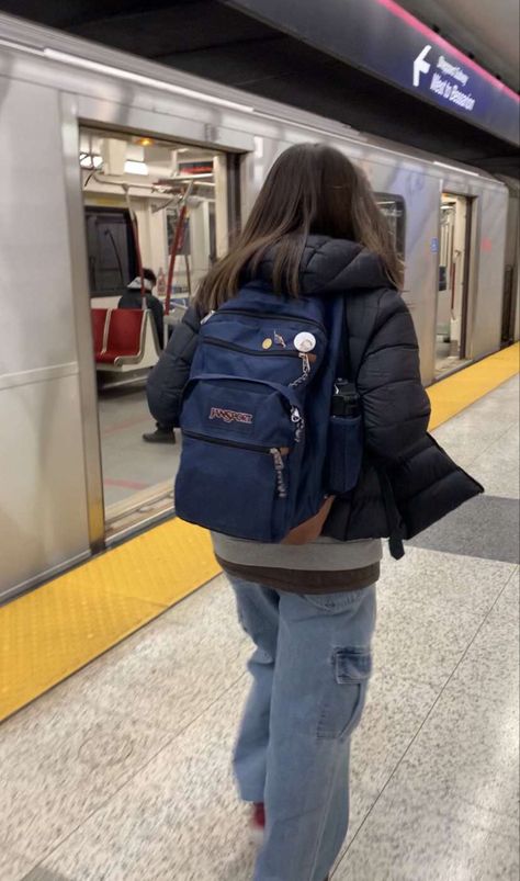 Mochila Jansport, School Bag Essentials, Aesthetic Backpack, High School Survival, Backpack Outfit, Back Bag, Simple Trendy Outfits, Jansport Backpack, Pretty Selfies