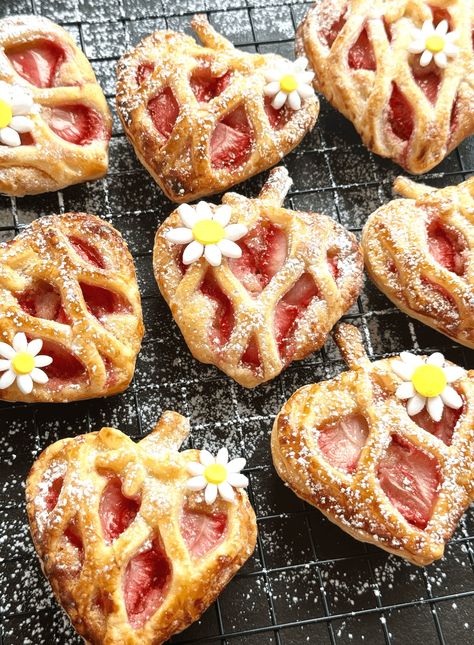 Lattice Strawberry Tart — Oh Cakes Winnie Sweet Empanadas Recipe, Lattice Pastry, Sweety Pie, Bunny Bread, Cheesecake Tarts, Berry Tart, Strawberry Tart, Pie Shop, Bread Shaping