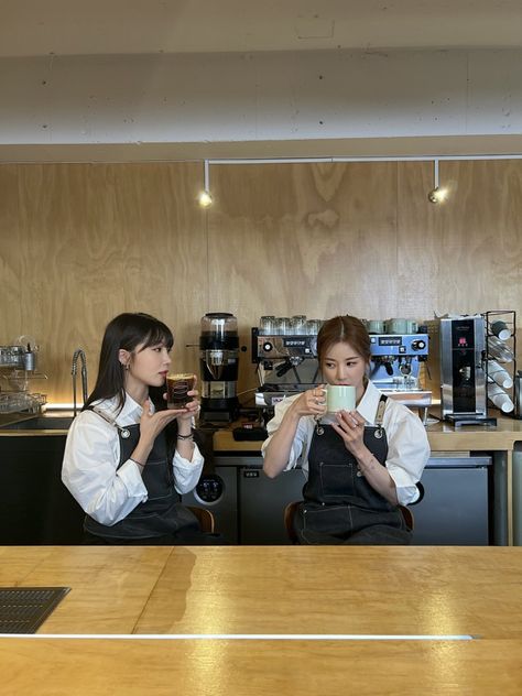 Ulzzang Barista, Waiter Aesthetic, Barista Uniform, Waiter Outfit, Barista Outfits, Cafe Uniform, Pasta Shop, Cafe Barista, Modern Coffee Shop