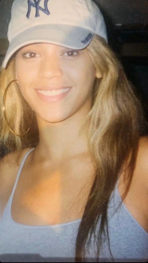 Young Beyonce, Beyonce Makeup, Beyonce 2000's, Beyonce Photos, Clear Glowing Skin, Beyoncé Giselle Knowles-carter, Beyoncé Giselle Knowles, Beyonce Queen, Queen Bey