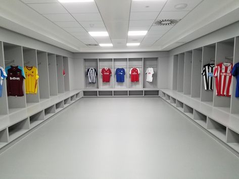 Visitors Dressing Room Etihad Stadium Football Changing Room, The Football Factory, Sport Bar Design, Etihad Stadium, Stadium Design, Changing Room, Sports Complex, Locker Room, Dressing Room Design