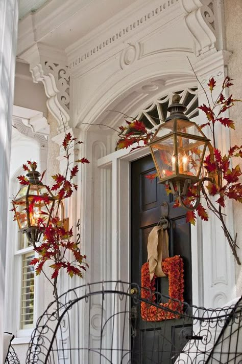 Fall Front Door Decor, Square Wreath, Fall Front Door, Deco Originale, Autumn Decorating, Fall Front Porch, Fall Front, Fall Door, Cool Ideas