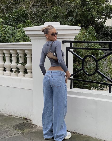 simple outfit inspo, spring outfit inspo, low rise jeans, loose jeans, 90s jeans, new balance, sneakers, minimalist outfit inspo, slick-back bun, hair inspo, clean girl aesthetic Low Waisted Jeans Outfit, Low Rise Jeans Outfit, Straight Jeans Outfit, Low Jeans, Straight Leg Jeans Outfits, Wide Leg Denim Jeans, Low Waisted Jeans, Outfits 2000s, Streetwear Girl