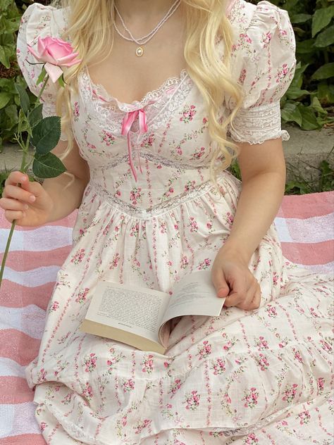 Princesscore cottagecore Cottagecore Princess Aesthetic, Princesscore Outfits, Aesthetic Royalcore, Princess Cottagecore, Prairie Fashion, Cottagecore Princess, Cottagecore Fashion Aesthetic, Princesscore Cottagecore, Princesscore Aesthetic