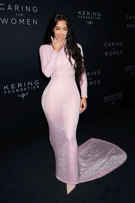 Kim Kardashian Pink Outfit, Kim Kardashian Pink Dress, Kim Kardashian Red Carpet Looks, Kylie Jenner Pink Dress, Kim K Red Carpet, Kim Kardashian In Pink, Kim Kardashian Figure, Kim Kardashian Red Dress, Kim Kardashian Style Dress