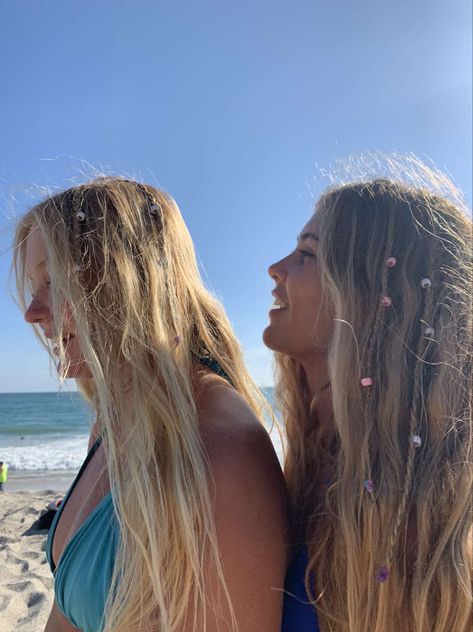 Hair Wrap Beachy, Beach Braids With Beads, Beachy Hair Wraps, Surfer Girl Hairstyle, Bahamas Braids, Beads In Hair Aesthetic, Rap Hairstyles, Braids On Big Forehead, Bali Braids