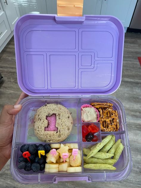 My daughters started 1st grade this year and I wanted to make her an extra special first day of school lunch! So fun! 1st Day Of School Lunch Ideas, 1st Day Of School Lunch, First Day Of School Lunch Ideas, First Day Of School Lunch, First Day Of School Quotes, Packed Meals, First Day Of School Pictures, Back To School Quotes, Kid Lunches