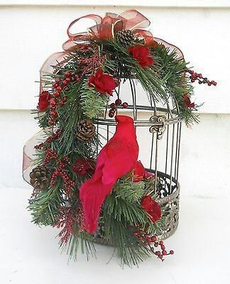 Christmas Bird Cage, Centerpieces For Christmas, Hanging Basket Ideas, Bird Cage Decoration, Christmas Hanging Baskets, Holiday Flower Arrangements, Bird Cage Centerpiece, Cage Decor, Cardinal Christmas