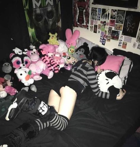 Styl Emo, Emo Bedroom, Emo Room, 2000s Room, Scene Room, Scene Bedroom, Barbie Room, 2000s Emo, Scene Queens