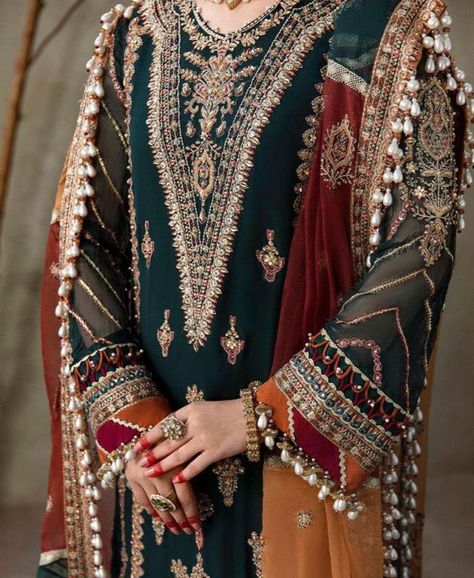 Style Guru, Pakistani Fashion Party Wear, Pakistani Fancy Dresses, Beautiful Pakistani Dresses, Dress Design Patterns, Simple Pakistani Dresses, Boutique Dress Designs, Designer Dresses Casual, Stylish Party Dresses