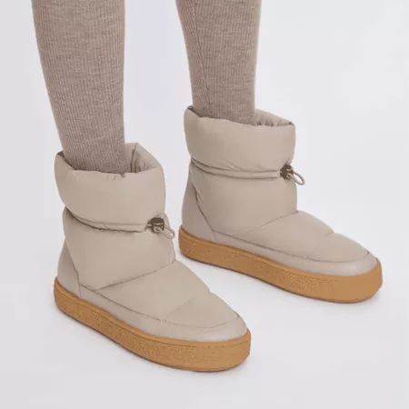 27 Snow Boots You'll Actually Want to Wear Ugg Snow Boots Outfit, Waterproof Snow Boots Women, Puffy Boots, White Snow Boots Outfit, Snow Boots Women Outfits, Journey Boots, Ugg Waterproof Boots, Winter Work Shoes, White Snow Boots