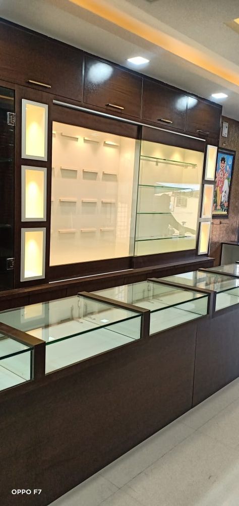 Jewellery Shop Design Indian, Small Gold Shop Interior Design, Small Jewelry Shop Interior Design, Jewellery Showroom Interior Design, Small Shop Interior, Store Counter Design, Small Shop Design, Jewellers Shop, Shop Counter Design