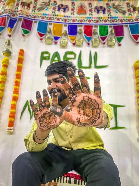 Groom mehendi Mehendi Photography Bridal, Mehendi Photoshoot, Mehndi Pictures, Groom Trends, Mehendi Photography, Mehndi Video, Bride Photos Poses, Grammar For Kids, Bridal Mehendi Designs Hands