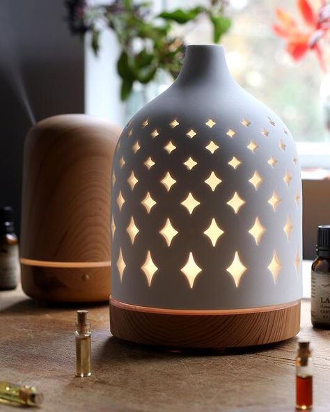 Our Guide to Different Types of Essential Oil Diffusers Water Diffuser, Waterless Diffuser, Make Your Home Smell Amazing, Best Essential Oil Diffuser, Mountain Rose, Mountain Rose Herbs, Aromatherapy Humidifier, Healing Room, Home Smell