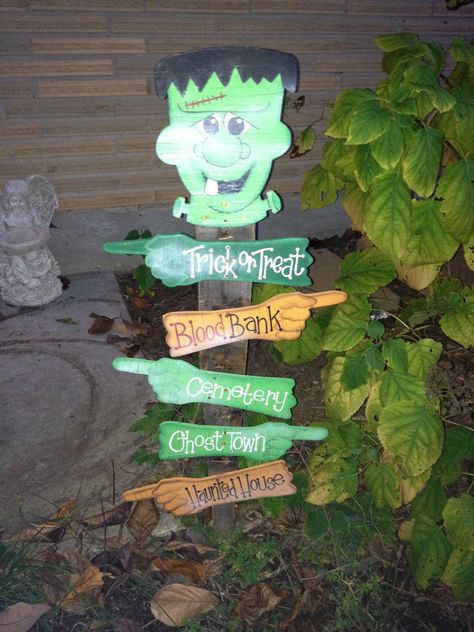 Frankenstein sign - leftover wood and craft paint make a spooky fun sign for a fall decoration Halloween Street Signs, Halloween Street, Hallowen Ideas, Halloween Sign, Fun Signs, Halloween Yard, Halloween Monster, Theme Halloween, Road Signs