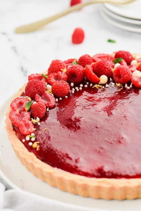 Raspberry Almond Tart Recipe, Spring Tart Recipes, Lemon Raspberry Tart Recipe, Raspberry Cream Tart, Strawberry Raspberry Dessert, Raspberry Tarts Recipe Easy, Summer Raspberry Desserts, Raspberry Pistachio Tart, Quick Raspberry Dessert