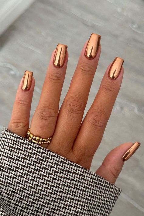 The perfect nail design for autumn 📸beautyspace_charlotte Sophisticated Nails, Gold Chrome Nails, Natural Nails Manicure, Popular Nail Colors, Bridesmaids Nails, Chrome Nails Designs, Gold Nail Designs, Short Gel Nails, Cute Nails For Fall