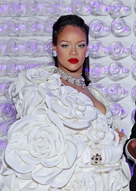 Follow @inewsrihanna and get more of the good stuff by joining Tumblr today. Dive in! Rihanna Jewelry, Met Gala Makeup, Gala Makeup, Rihanna Fan, Black Pinup, Rihanna Looks, African Royalty, Fashion Gal, Rihanna Style