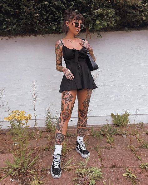 Edgy Outfits Summer, Casual Edgy Outfits, Inspo Tattoo, Tattoo 2024, Tattooed Girl, Edgy Dress, Casual Edgy, Tattoo Aesthetic, Alt Outfits