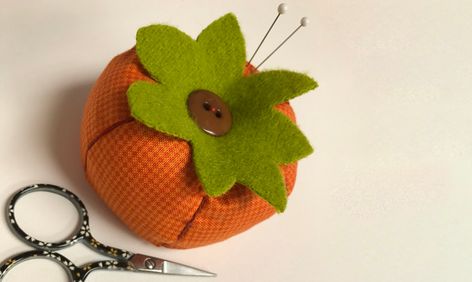 A Quick & Cute Pumpkin Pincushion Sewing Tutorial Pumpkin Pin Cushion, Wrist Pin Cushion, Pumpkin Pin, Pumpkin Template, Pin Cushions Patterns, Solid Quilt, Thread Up, Pumpkin Projects, Sweet Pumpkin