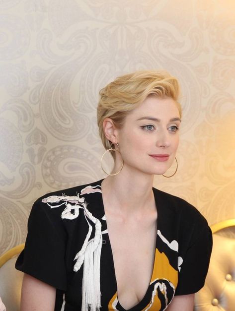 Elizabeth Debicki Short Hair, Formal Pixie Hairstyles Classy, Elegant Pixie Cut, Middle Part Pixie Haircut, Elizabeth Debicki Hair, Movies Action, Batman Movies, Action Films, Elizabeth Debicki