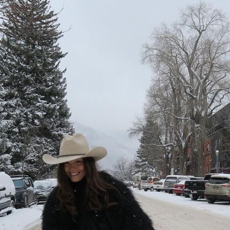 Cute Outfits For The Snow, Winter Outfits Texas, Cowgirl Snow Photoshoot, Countryside Outfit Aesthetic, City Western Outfit, Winter Western Aesthetic, Western Chic Outfits Winter, Cold Country Outfit, Country Winter Aesthetic