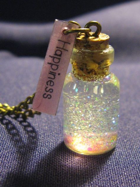 Glume Harry Potter, Magic Bottles, Mini Glass Bottles, Mini Jars, Miniature Bottles, Bottle Jewelry, Bottle Charms, Bottle Necklace, Potion Bottle