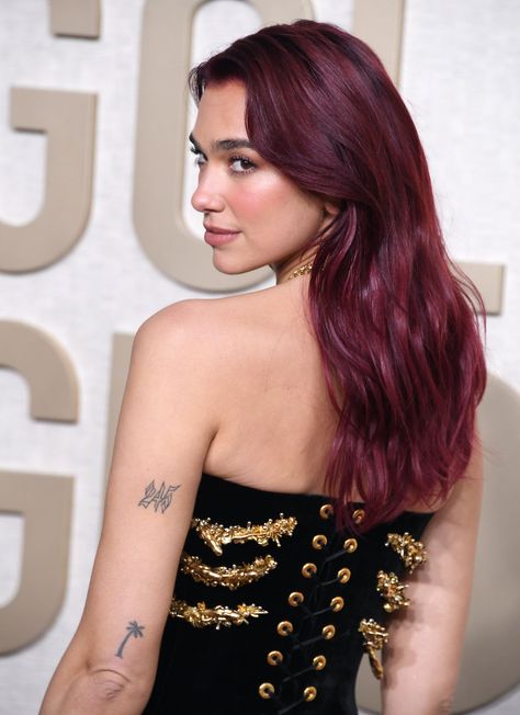 Hair Color Ideas For Olive Skin, Dua Lipa Hair Color, Dua Lipa Hair, Cool Red Hair Color, Dua Lipa Red Hair, Dua Lipa Red Hair 2023, Trending Hair Color, Cool Red Hair, Cherry Coke Hair Color