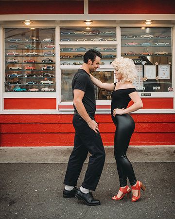 Grease Photoshoot Ideas, Greaser Couple Costume, Grease Lightning Costume, Grease Photoshoot, Dexter Cosplay, Women Cosplay Ideas, Grease Cosplay, Fun Photo Shoot Ideas, Greaser Halloween