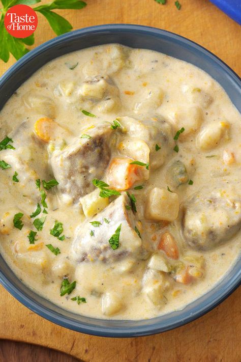 Brat Stew Crock Pot, Brats Casserole Recipe, Leftover Brats Recipes, Bratwurst Stew, Brat Soup, Brats In Crockpot, Brat Recipes, Home Made Chili, Sausage Dinners