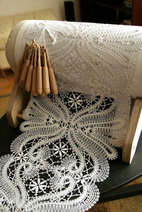 Bobbin Lace Tutorial, Col Crochet, Lace Inspiration, Bobbin Lacemaking, Lace Pillow, Bobbin Lace Patterns, Lace Crafts, Blog Art, Thread Art