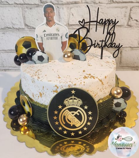 #bellingham #realmadrid #bananapuddingcake #tresleches Real Madrid Birthday Cake, Real Madrid Cake, Banana Pudding Cake, Dining Table Gold, 16 Birthday Cake, Football Cake, Football Images, Jude Bellingham, Cute Birthday Cakes