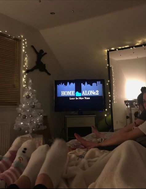 Teenage Christmas Aesthetic, Christmas Movie Night With Friends, Christmas Aesthetic Movie Night, Christmas Night With Friends, Christmas Hangout Ideas, Christmas Movies Aesthetic, Christmas Films Aesthetic, Winter Movie Night, Christmas With Friends Aesthetic