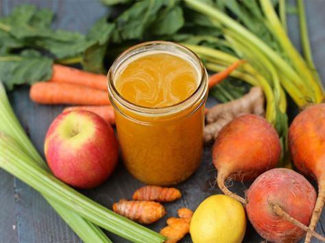 Forget the caffeine! You’ll get a bolt of energy from this naturally sweet and immune-boosting glass of goodness. Carrot Apple Juice, Beetroot Juice Recipe, Red Juice Recipe, Beet Juice Recipe, Golden Beets, Juicing Benefits, Juicer Recipes, Detox Soup, Celery Juice