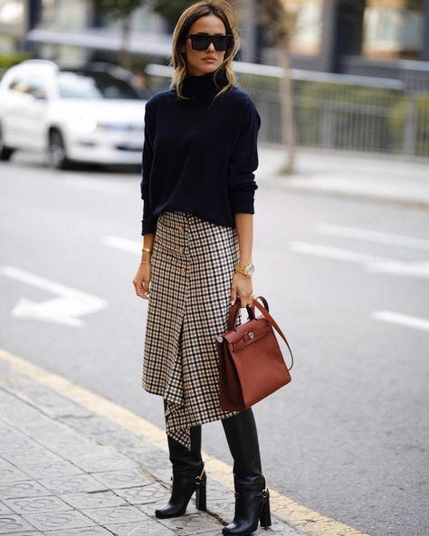 A Stylish Work-Ready Way to Wear a Plaid Midi Skirt London Street Fashion, Rok Outfit, High Street Fashion, Outfit Trends, Looks Chic, 가을 패션, Business Casual Outfits, Looks Style, Mode Inspiration