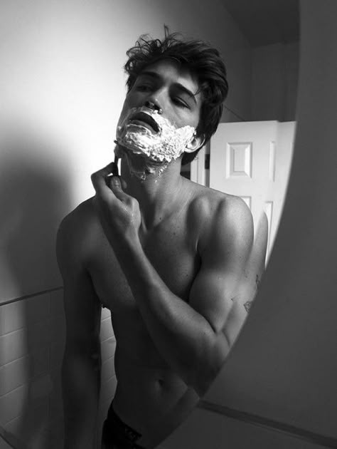 Man Shaving, Francisco Lachowski, Makijaż Smokey Eye, Male Photography, Photography Poses For Men, Poses For Men, Model Poses, Male Beauty, Male Models