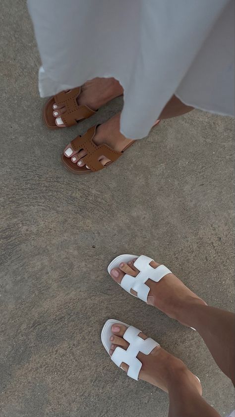 Hermes Sandals Women, Sandals Hermes, Hermes Sandal, Hermes Sandles, Oran Sandals Aesthetic, Hermes Slippers Outfit, Sandal Hermes, Brown Oran Sandals Outfit, Hermes Oran White Outfit