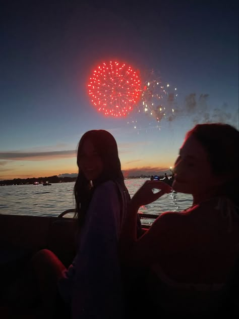 4th Of July Boat Aesthetic, 4th Of July Night Pictures, Firework Pictures Friends, Canada Day Aesthetic, 4th Of July Insta Pics, Fourth Of July Picture Ideas, Fourth Of July Pictures With Friends, 4th Of July Pictures With Friends, 4th Of July Photo Ideas