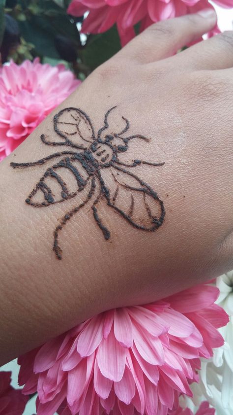 Manchester bee in henna Swirly Henna Designs, Bee Henna Tattoo, Beachy Henna, Henna Animals, Turtle Henna, Henna Fun, Small Henna Tattoos, Small Henna Designs, Manchester Bee