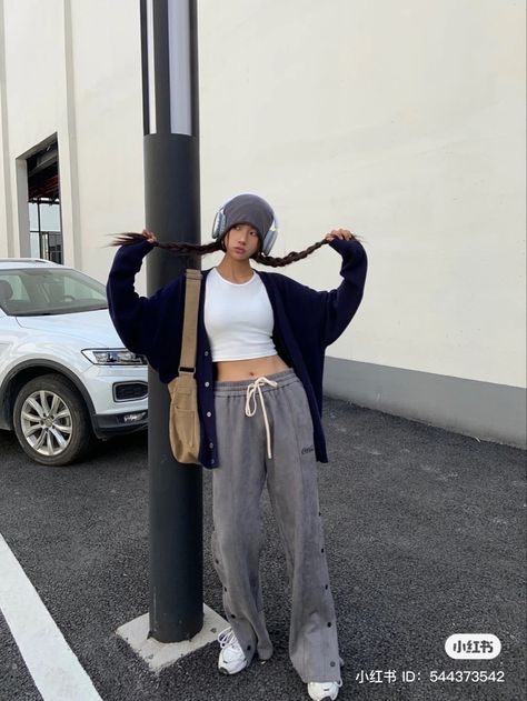 Black Slippers Outfit, La Cap Outfit, Airpod Max Outfit, Winter Sporty Outfits, Slipper Outfit, Cute Outfits With Shorts, Japan Outfits, Genderless Fashion, Sporty Aesthetic