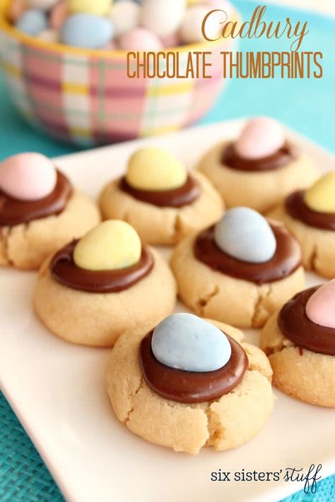 Chocolate Thumbprint Cookies | Six Sisters' Stuff A buttery thumbprint cookie topped with chocolate frosting and a Cadbury mini egg. Mini Egg Recipes, Easter Cookie Recipes, Chocolate Thumbprint Cookies, No Egg Desserts, Recipe Cookies, Thumbprint Cookies Recipe, Easter Sugar Cookies, Easter Sweets, Six Sisters Stuff